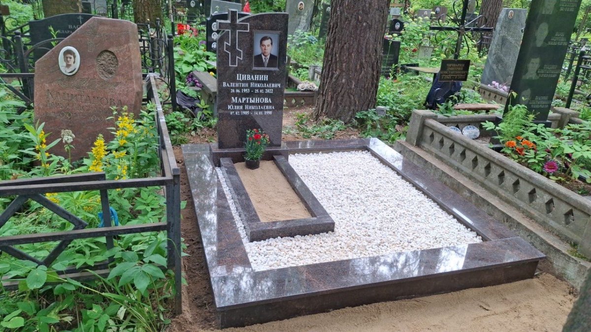 Памятник с благоустройством №28