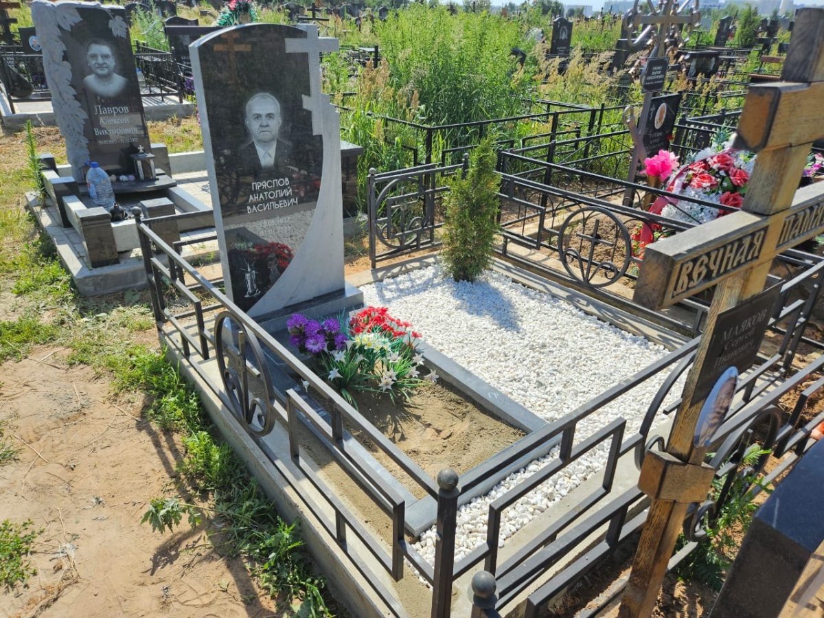 Памятник с благоустройством №38