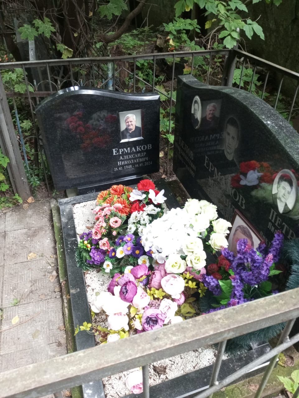 Памятник с благоустройством №45